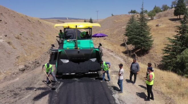 Kavurucu sıcakta köy yollarını asfaltlıyorlar