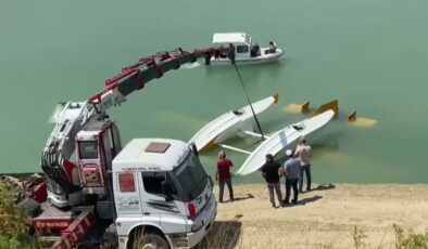 Kaza kırıma uğrayan uçak göl kıyısına çekildi