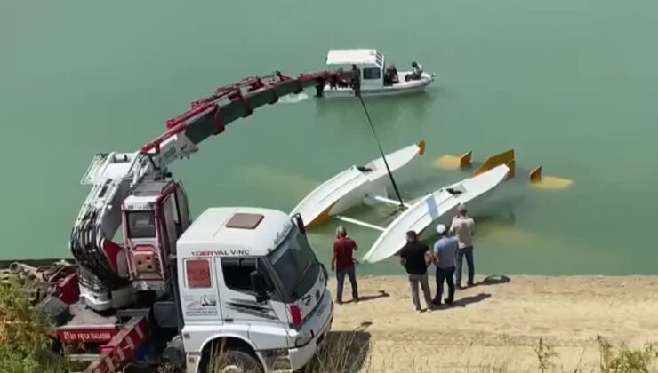 Kaza kırıma uğrayan uçak göl kıyısına çekildi