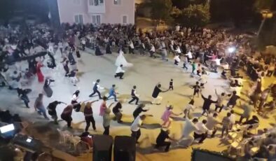 Köy düğününde onlarca kişi gelin ve damatla zeybek oynadı