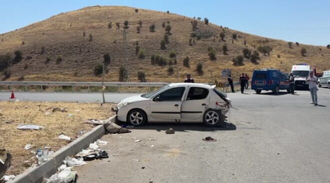 İki otomobilin çarpıştığı kazada 1 kişi öldü, 4 kişi yaralandı
