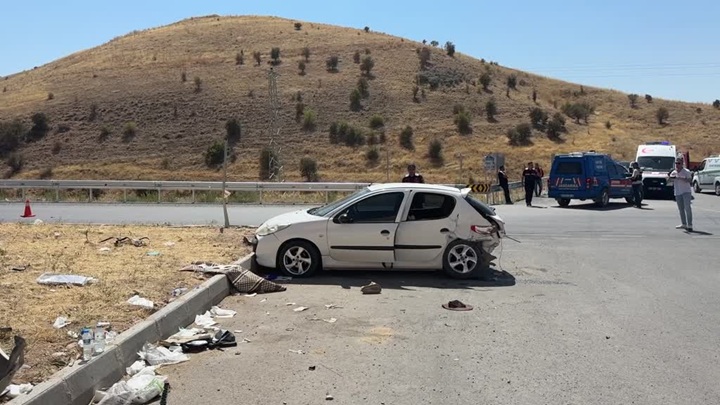 İki otomobilin çarpıştığı kazada 1 kişi öldü, 4 kişi yaralandı