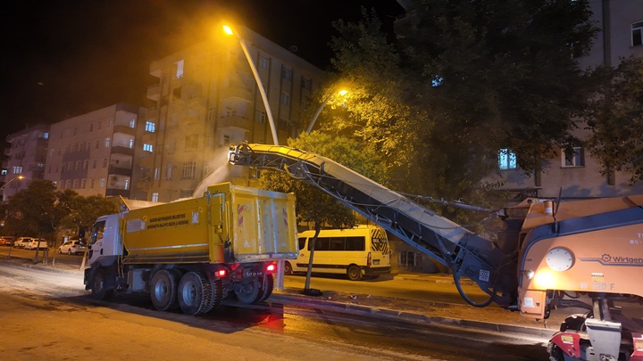Mardin’de Ravza Caddesi’nde asfalt söküm çalışmaları başladı