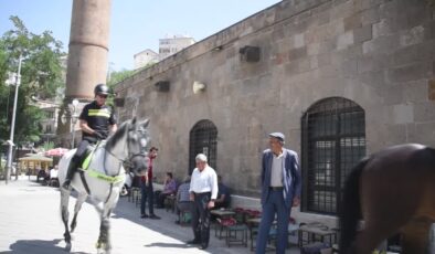 Malazgirt Zaferi kutlamalarına katılacak atlı polisler Bitlis’te devriye görevi yaptı