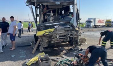Mardin’de halk otobüsü ile tır çarpıştı: 10 yaralı