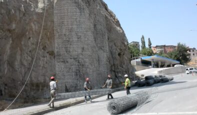 Mir Kalesi’ndeki kaya ıslahı çalışmaları devam ediyor