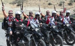Motosikletli polisler Ahlat’ta vatandaşlara unutulmaz anlar yaşattı