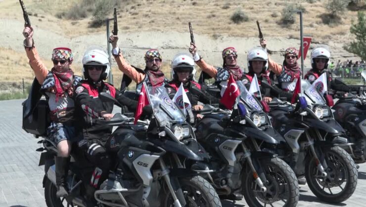 Motosikletli polisler Ahlat’ta vatandaşlara unutulmaz anlar yaşattı