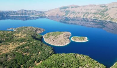 Nemrut Kalderası’na giden ziyaretçiler tehlikeye aldırış etmeden bozayıları besledi
