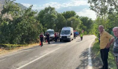 Otomobilin yayalara çarptığı kazada 2 kişi ölü, 3 kişi yaralandı