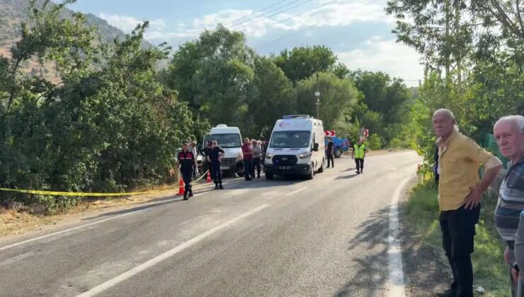 Otomobilin yayalara çarptığı kazada 2 kişi ölü, 3 kişi yaralandı