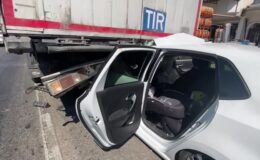 Park halindeki tıra çarpan otomobilde 4 kişi yaralandı
