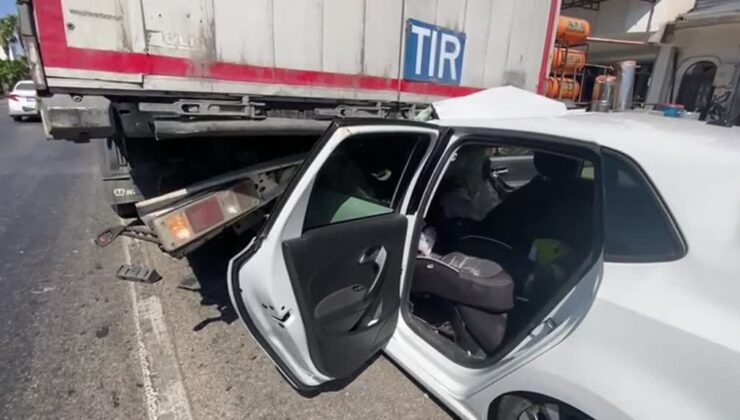 Park halindeki tıra çarpan otomobilde 4 kişi yaralandı
