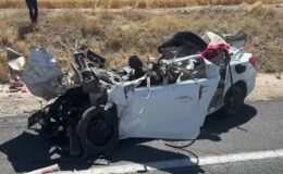 Park halindeki tıra çarpan otomobilin sürücüsü öldü