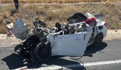 Park halindeki tıra çarpan otomobilin sürücüsü öldü