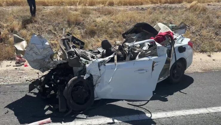 Park halindeki tıra çarpan otomobilin sürücüsü öldü