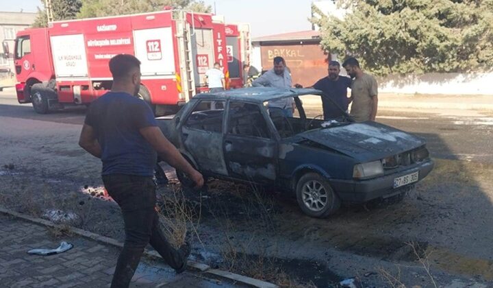 Gaziantep’te seyir halindeki otomobil yandı