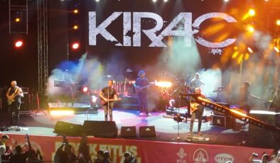 Şarkıcı Kıraç Bitlis’te konser verdi