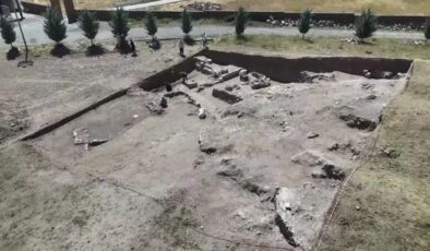 Ahlat’ta Selçuklu Kalesi kazısında sikke ve seramikler