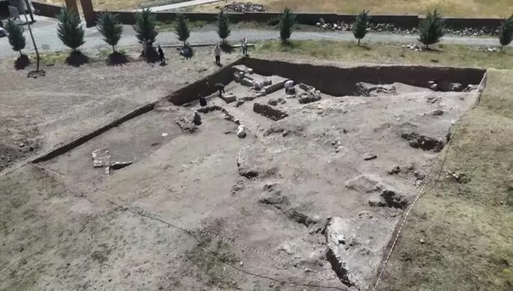 Ahlat’ta Selçuklu Kalesi kazısında sikke ve seramikler