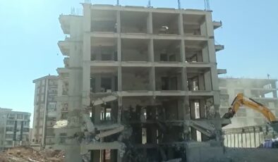 Standarda uymayan 5 katlı apartman müteahhit tarafından yıktırıldı