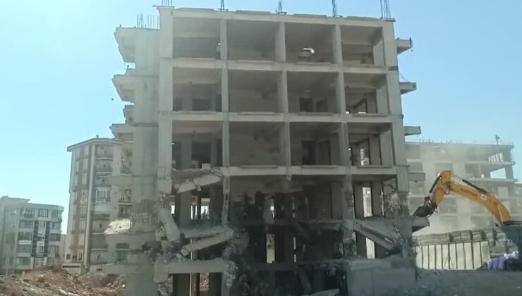 Standarda uymayan 5 katlı apartman müteahhit tarafından yıktırıldı