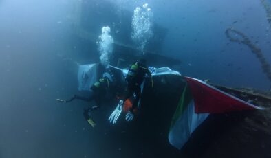 Su altında Filistin’e destek için bayrak açtılar