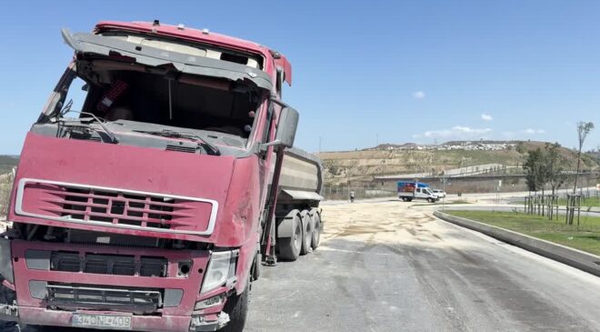 Virajı alamayan tır devrildi