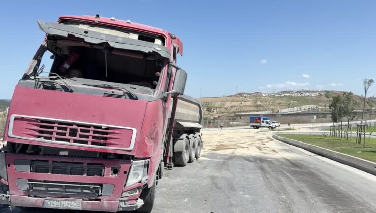 Virajı alamayan tır devrildi