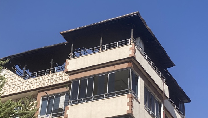 Gaziantep’te apartmanın terasında çıkan yangın söndürüldü