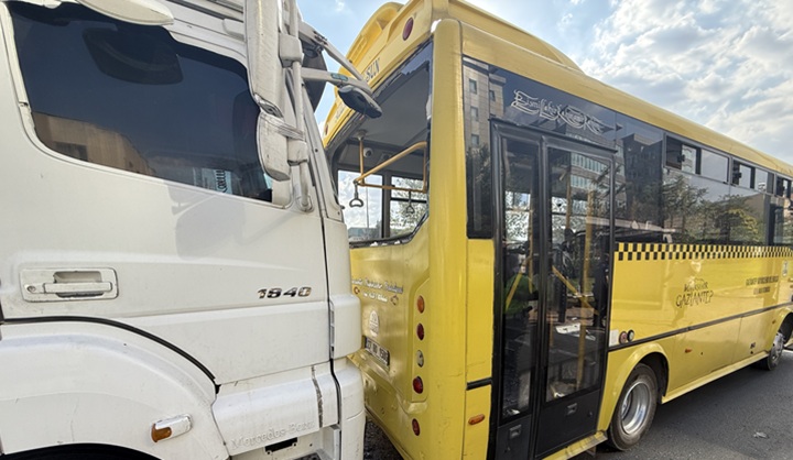 Gaziantep’te tırın özel halk otobüsüne çarptığı kazada 3 kişi yaralandı