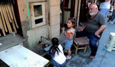 Tarihi çarşıdaki 2 asırlık taş oyma sebilin soğuk su geleneğini sürdürüyor