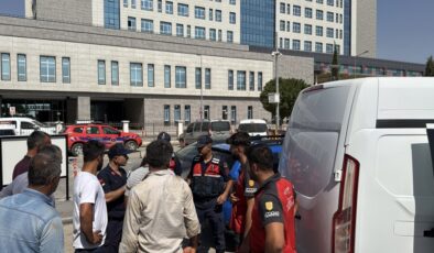 Taş, sopa ve bıçaklarla birbirine girdiler: 4 kişi yaralandı