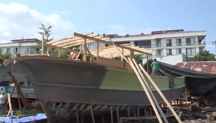 Temel usta 45 yılda 150 ahşap tekneyi denizle buluşturdu