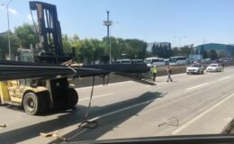 Tırdan yola düşen demir profiller nedeniyle kara yolu ulaşıma kapandı