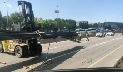 Tırdan yola düşen demir profiller nedeniyle kara yolu ulaşıma kapandı
