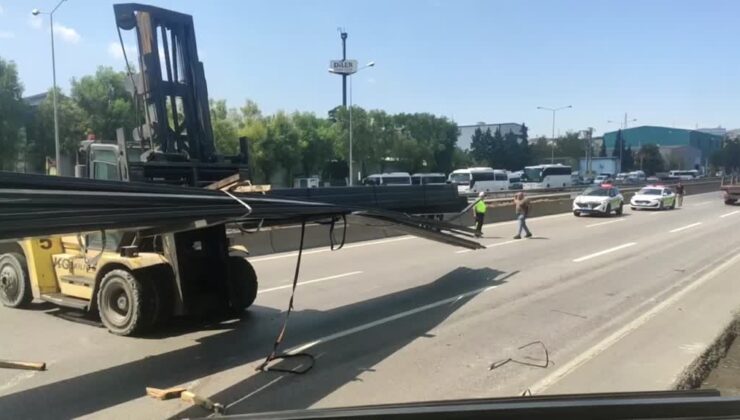 Tırdan yola düşen demir profiller nedeniyle kara yolu ulaşıma kapandı