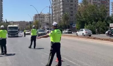 Trafikte telefonla konuşan ve emniyet kemeri takmayan sürücüye ceza