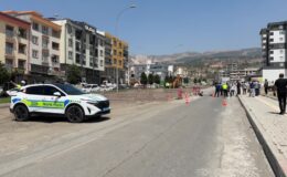 Üzerinden iş makinesi geçen motosiklet sürücüsü öldü