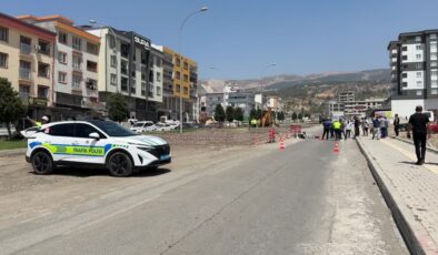 Üzerinden iş makinesi geçen motosiklet sürücüsü öldü