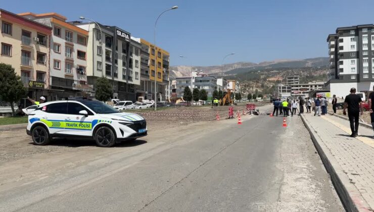 Üzerinden iş makinesi geçen motosiklet sürücüsü öldü