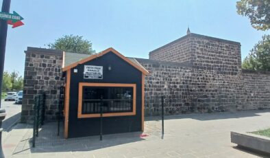 Sur ilçesine tarihi dokuya uyumlu muhtarlık kulübeleri yerleştirildi