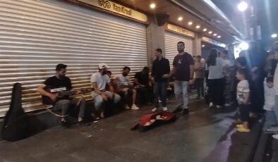 Sıcaklardan kaçan sokak müzisyenleri gece Sur sokaklarını şenlendiriyor