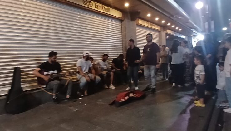 Sıcaklardan kaçan sokak müzisyenleri gece Sur sokaklarını şenlendiriyor