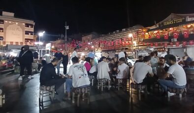 Gündüz boş kalan tarihi mekânlar, gece serinliğinde dolup taşıyor