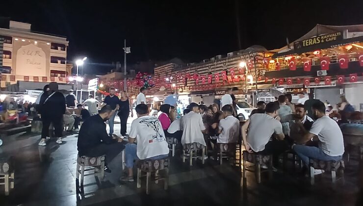Gündüz boş kalan tarihi mekânlar, gece serinliğinde dolup taşıyor