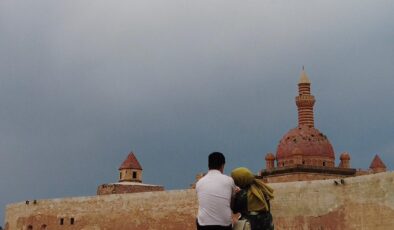 Doğubayazıt’ın gözdesi, İshak Paşa Sarayı ziyaretçilerini büyülüyor