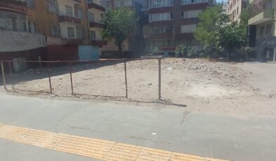 Depremde yıkılan binaların alanı otopark olmasın diye demir bariyerle kapattılar
