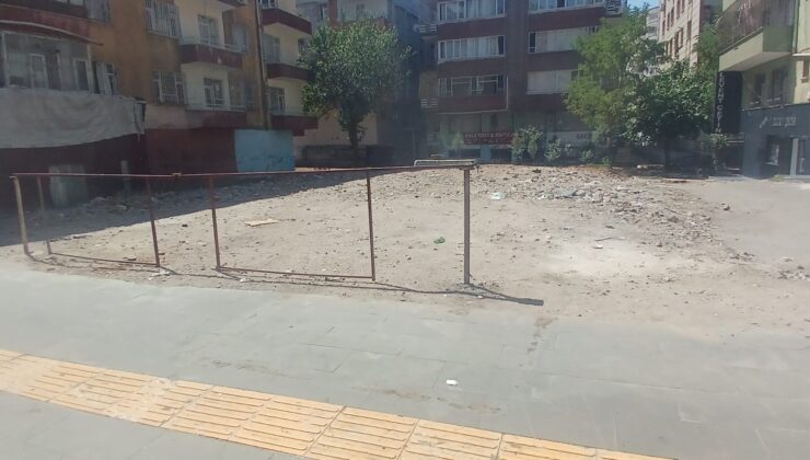 Depremde yıkılan binaların alanı otopark olmasın diye demir bariyerle kapattılar