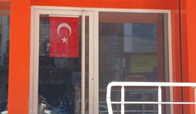 O bankadan geriye sadece kapısındaki Türk Bayrağı kaldı